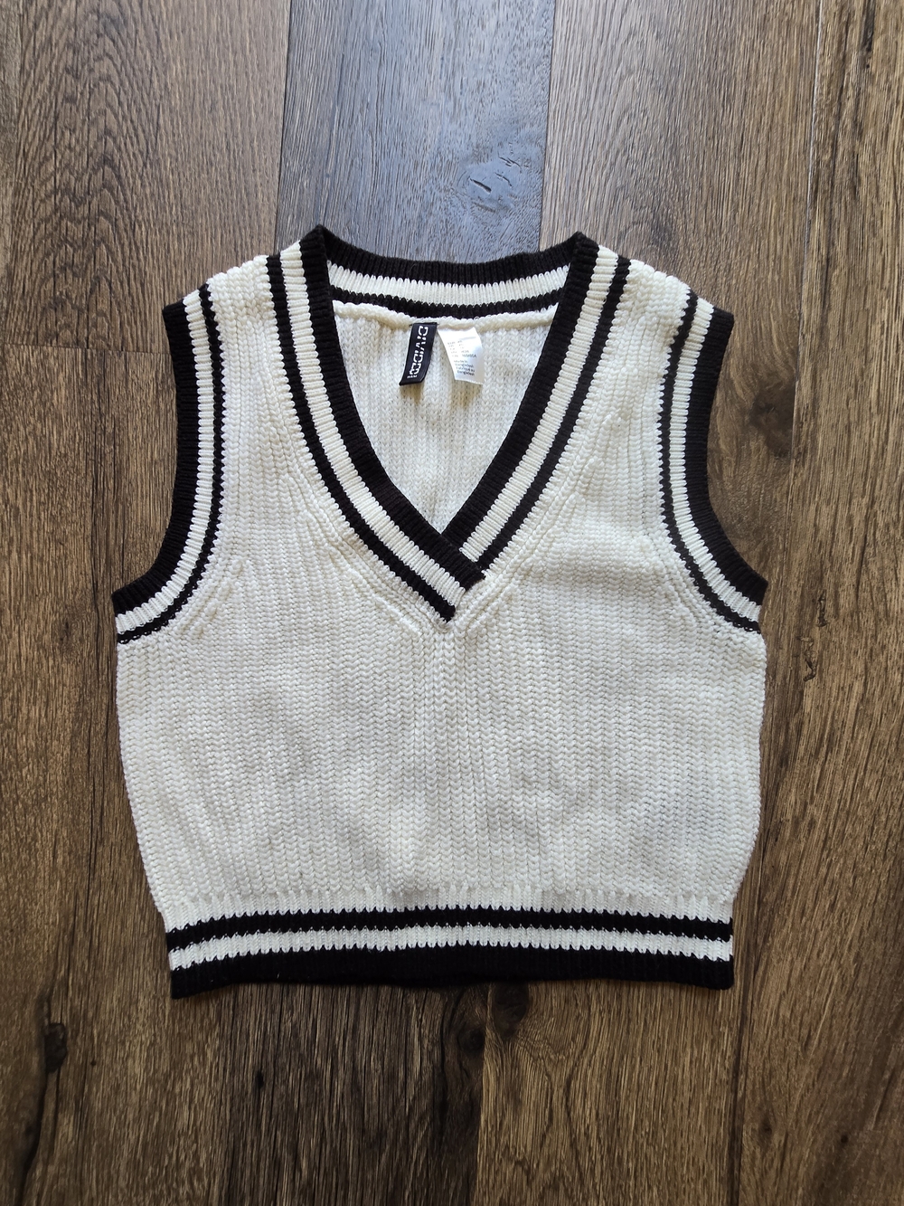 DIVIDED by H&M Cropped Cream Knit V-Neck Sweater Vest with Black Trim